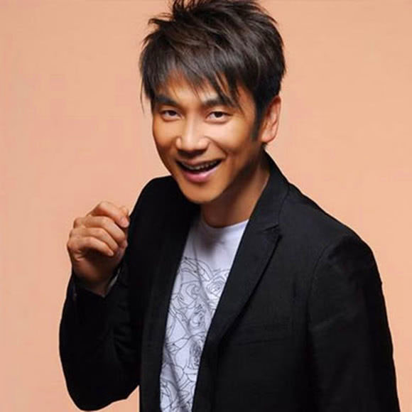 前妻将他捧红,现任让他成富豪,今50岁成这|林依轮|黄琏|富豪_新浪新闻