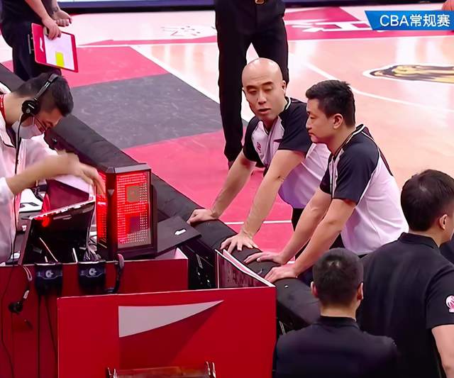 孙铭徽崴脚受伤下场!刘晓宇垫脚被吹违体犯规,北京大将很无奈休闲区蓝鸢梦想 - Www.slyday.coM 孙铭徽崴脚受伤下场!刘晓宇垫脚被吹违体犯规,北京大将很无奈休闲区蓝鸢梦想 - Www.slyday.coM