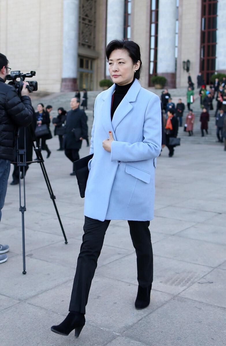 周涛衣品真高级,穿一袭浅蓝色毛呢外套气场全开,高贵知性优雅