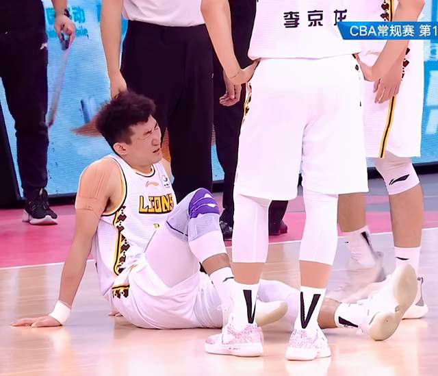 孙铭徽崴脚受伤下场!刘晓宇垫脚被吹违体犯规,北京大将很无奈休闲区蓝鸢梦想 - Www.slyday.coM 孙铭徽崴脚受伤下场!刘晓宇垫脚被吹违体犯规,北京大将很无奈休闲区蓝鸢梦想 - Www.slyday.coM