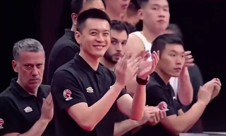 杨鸣赛前带领全队向郭士强鼓掌致意 两人相视一笑眉目传情
