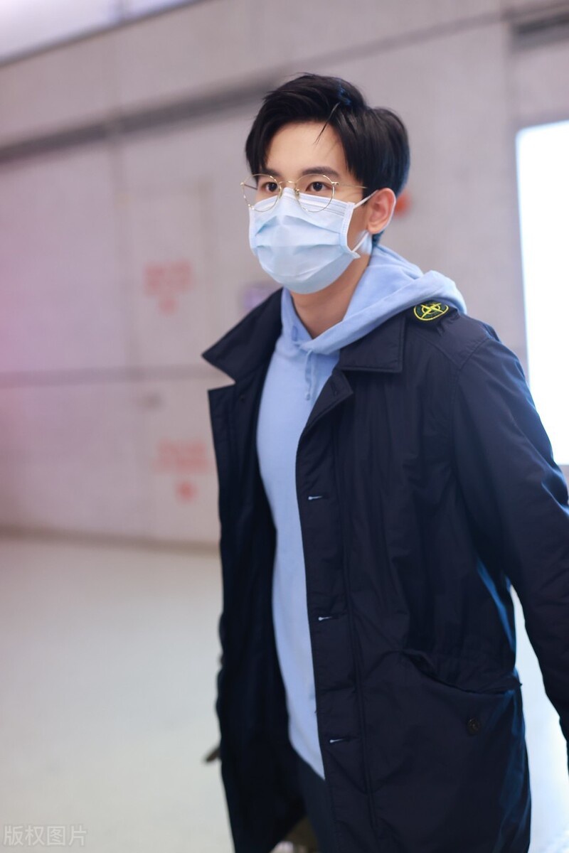 胡先煦瘦了穿卫衣搭配风衣现身机场三七分发型成熟帅气