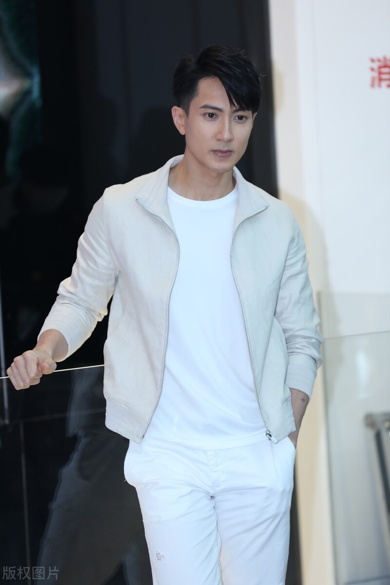吴尊一袭白色运动装现身活动清秀面孔依旧帅如曾经