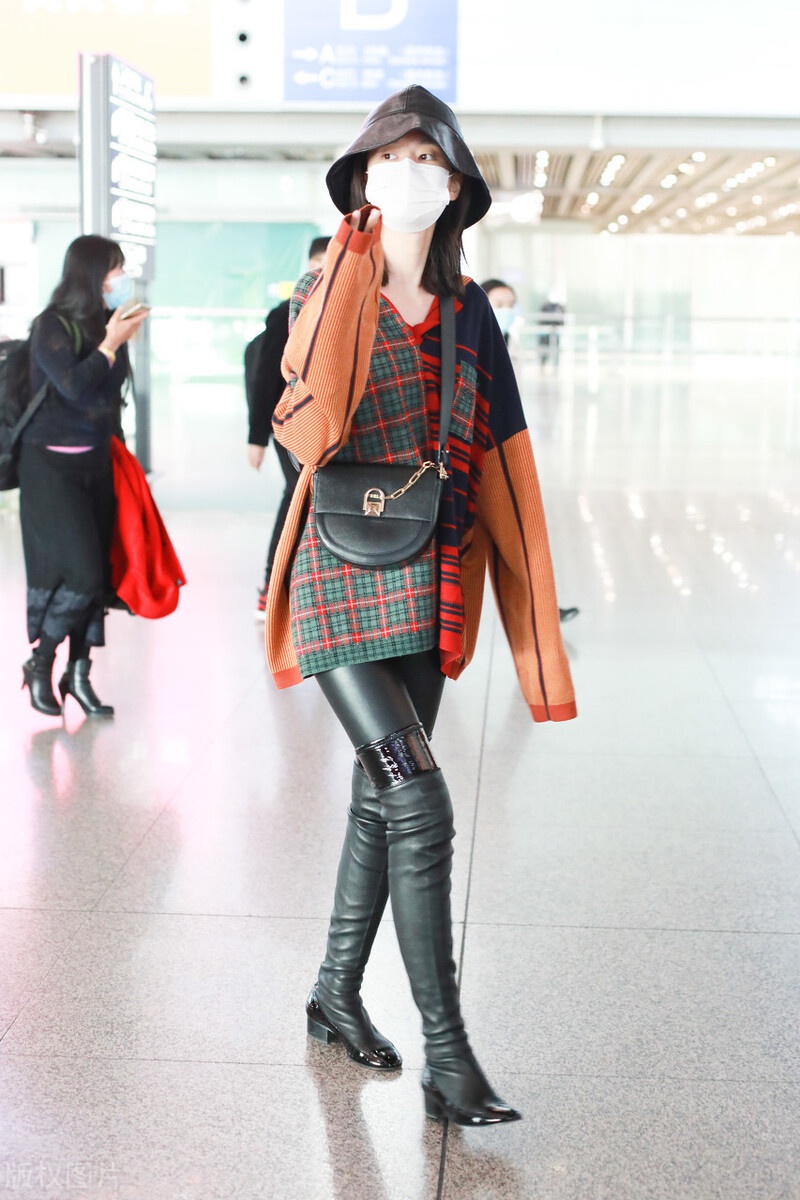 乔欣头戴个性皮帽现身机场,穿皮靴大秀大长腿