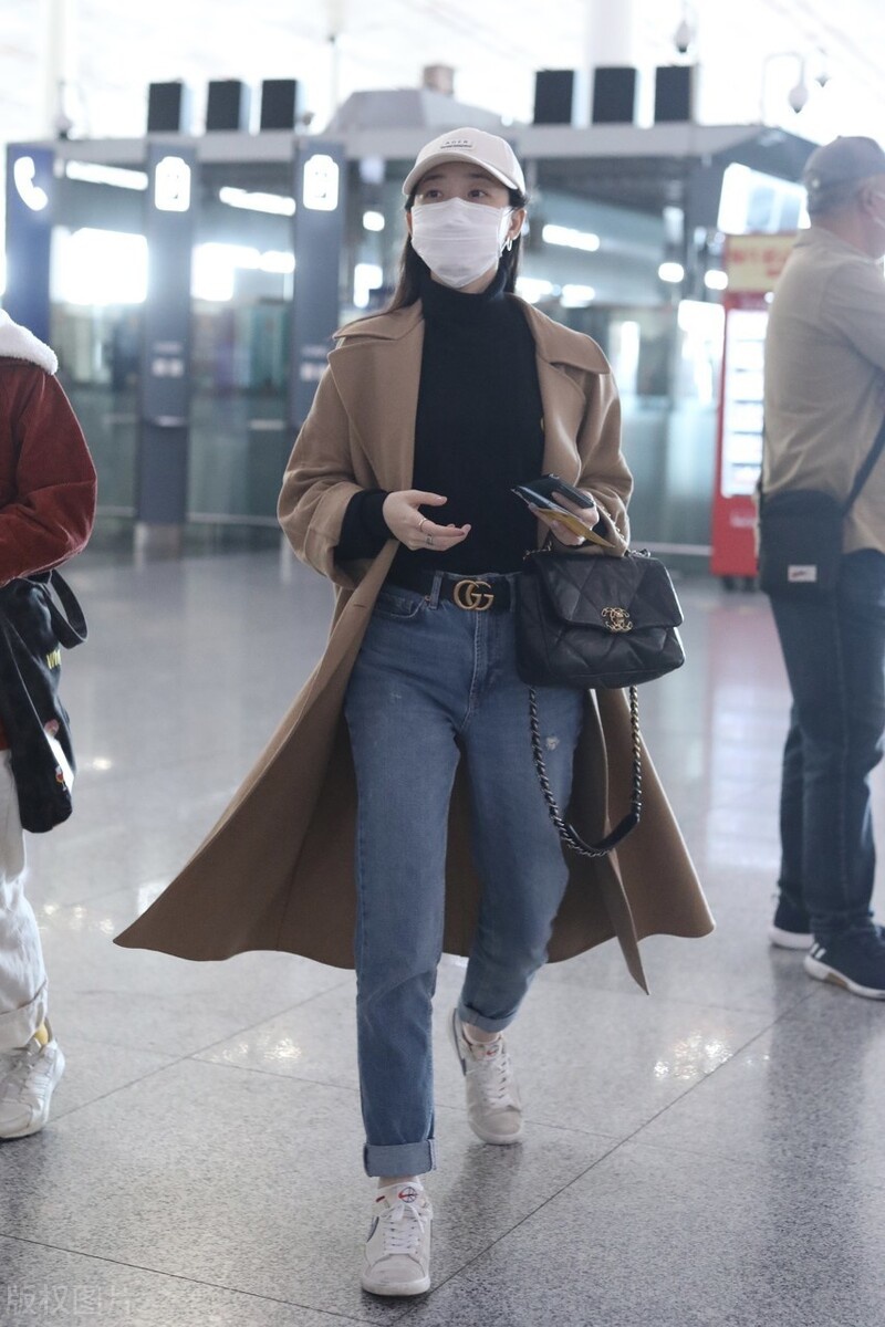 蒋梦婕穿黑色高领针织衫搭卡其色风衣现身,一身穿搭干净符合气质