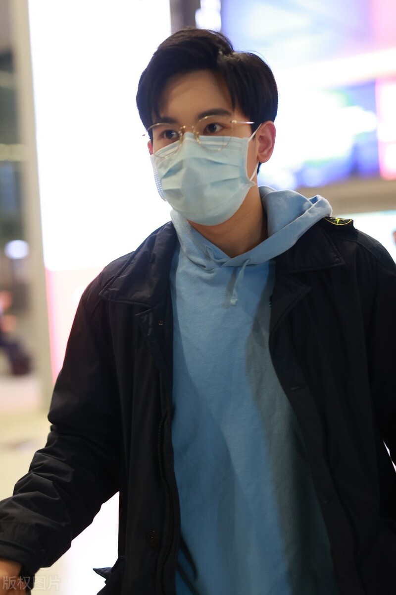 胡先煦瘦了穿卫衣搭配风衣现身机场三七分发型成熟帅气