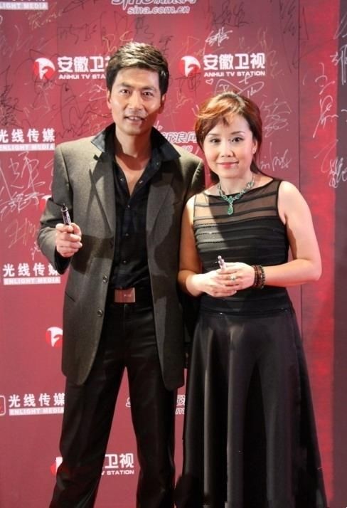 两人育有一女起名叫陆瑶,宝贝女儿天真,可爱继承了他们的艺术天赋.