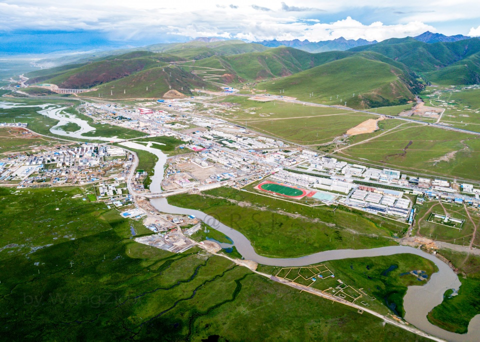 离开拉萨无人机航拍藏青公路第一站当雄县城三条路一条河