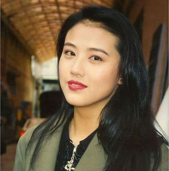 53岁的周海媚拍得很温柔