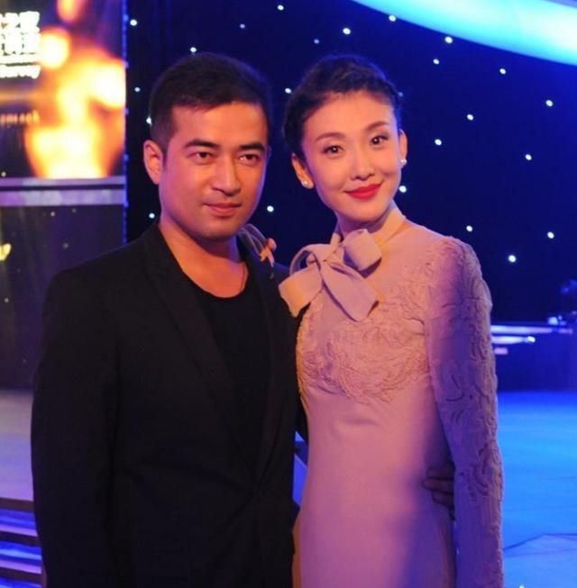 倪景阳在事业发展的同时,感情之路也是非常顺畅的,她的丈夫叫做谢晖