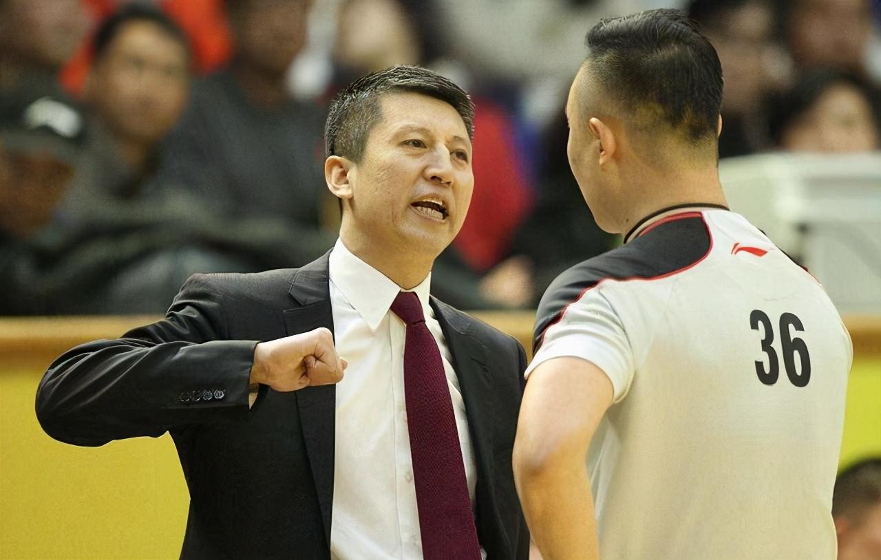 cba再现奇葩判罚裁判闫军终结后仰跳投技术这球能这么吹