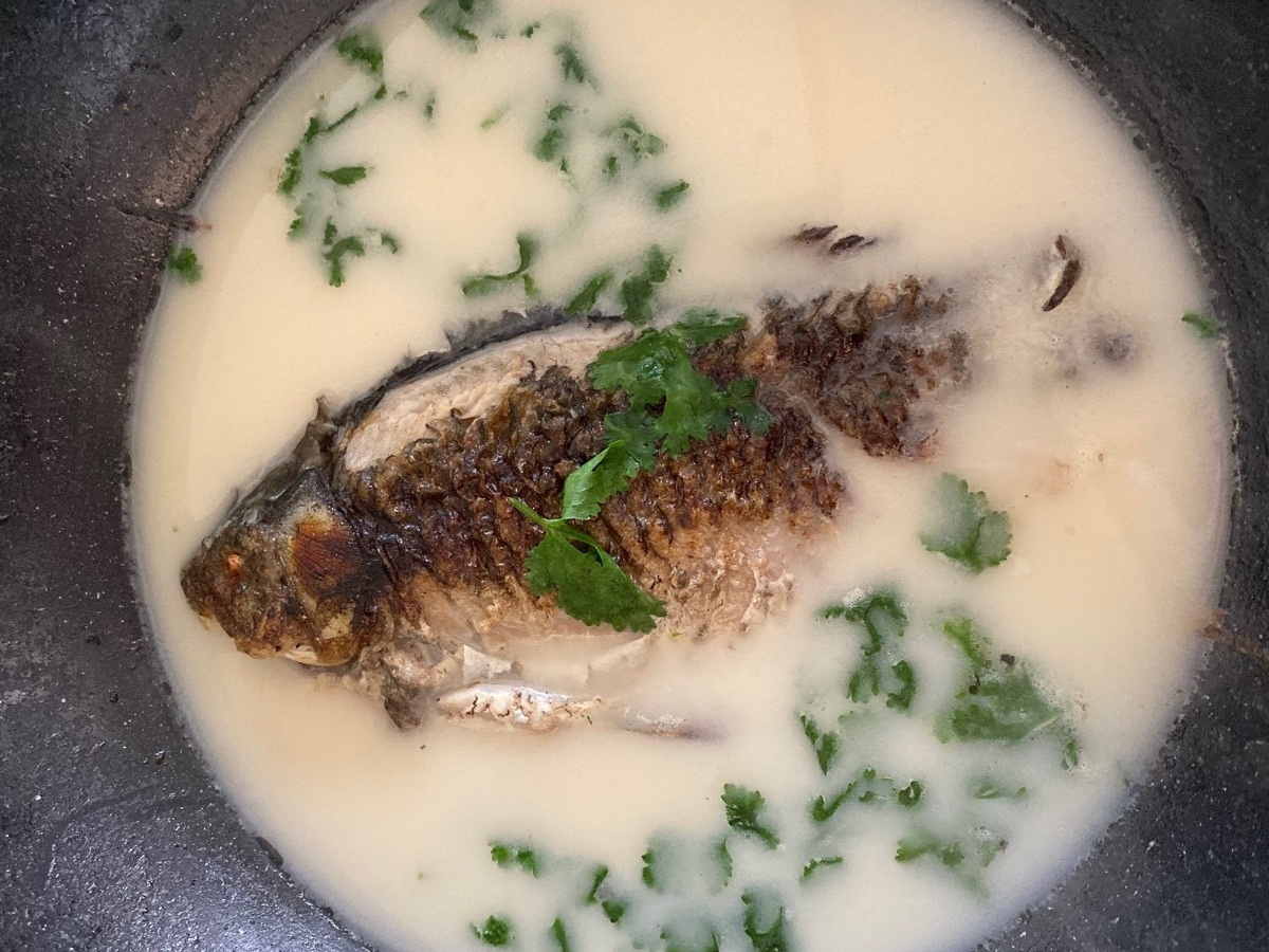 熬鱼汤,直接下锅熬不对!大厨教你一招,汤汁奶白色,味道还鲜美