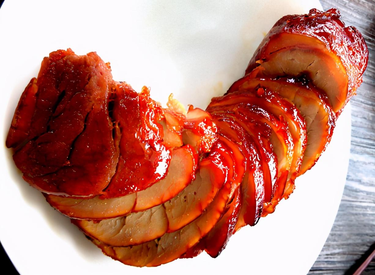 每一个步骤都要求的极为严格,就拿"低柜"叉烧来说,选肉的部位只