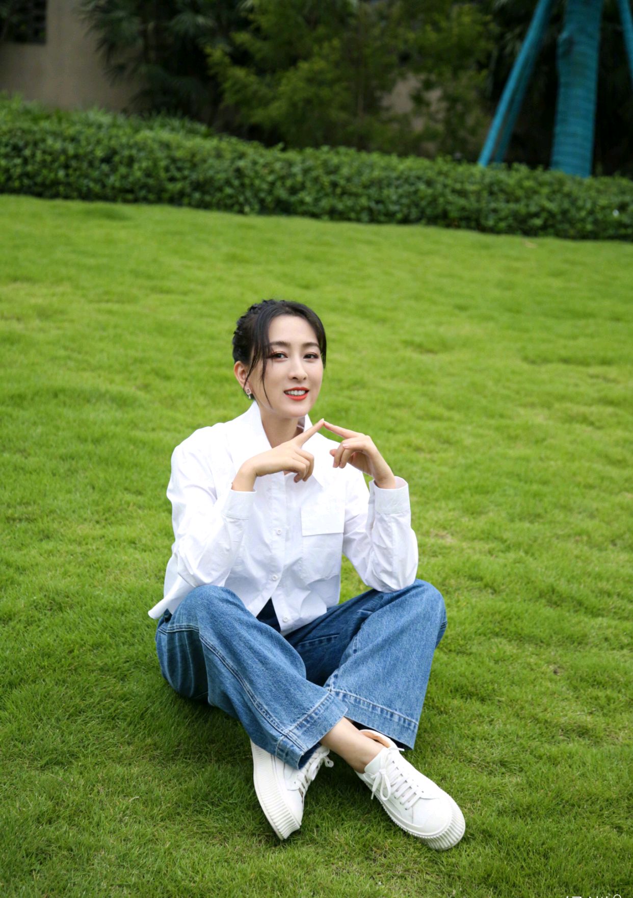 马苏的时尚感真难超越,身穿一袭黑色连衣裙简约优雅,高级精致