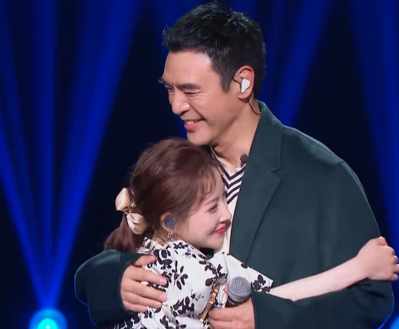 冯提莫钟镇涛暖心相拥官方给到组合新称号太有爱