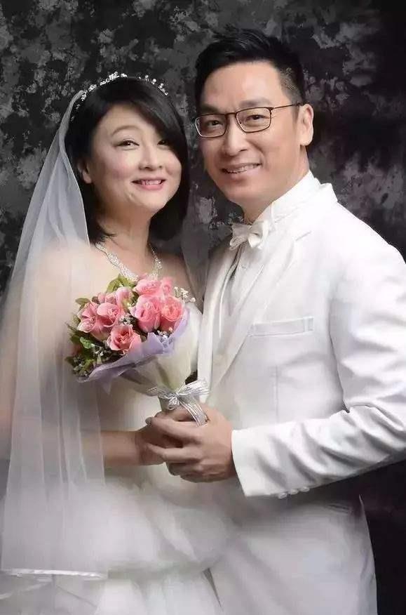 她曾红极一时,却因病发福容貌大变,老公默默守护她27年不离不弃