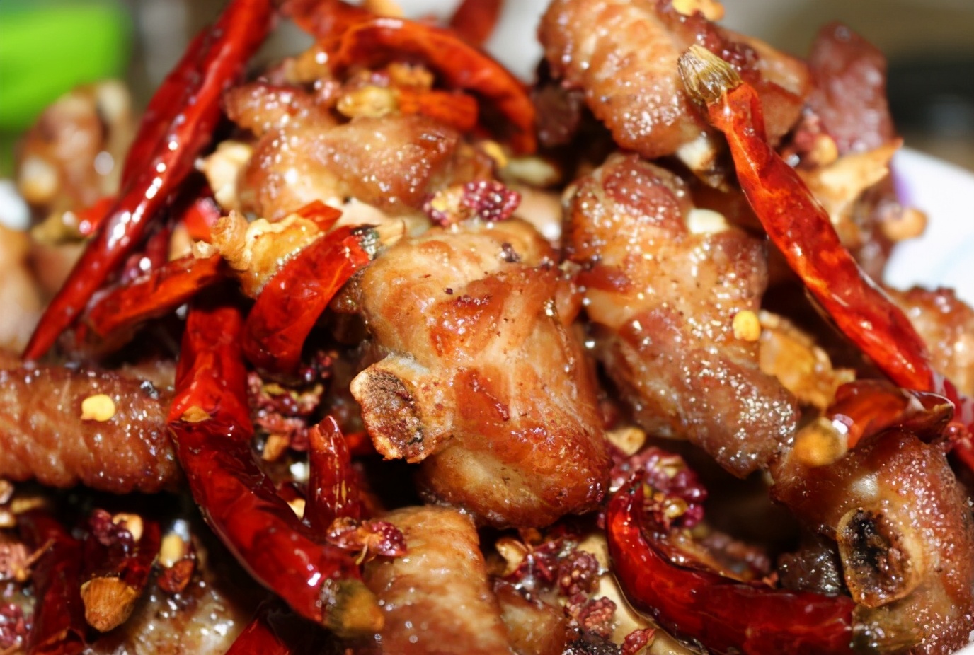 超级开胃下饭的香辣排骨,好吃到舔手指,香辣过瘾,好吃到舔盘