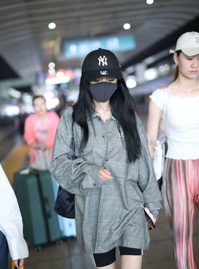 杨幂头戴mlb的帽子,看到这顶帽子,就知道杨幂这次搭配的多半是休闲