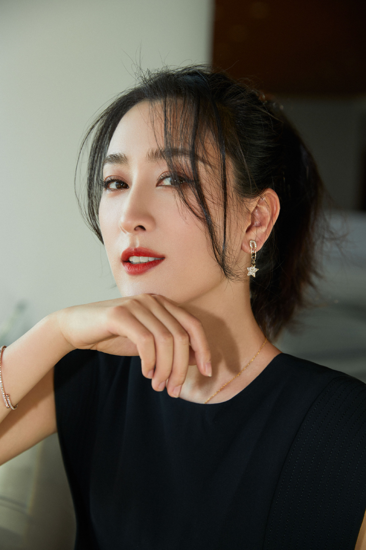 马苏的时尚感真难超越,身穿一袭黑色连衣裙简约优雅,高级精致