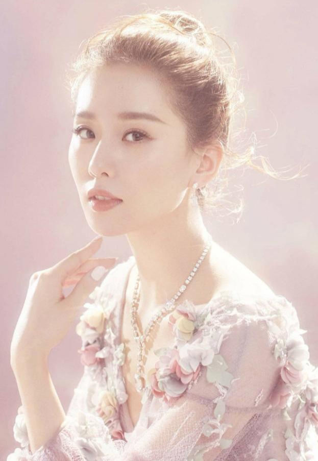 女人脸上有3个特征,年纪大了也很有美感,典型的"美人骨"!