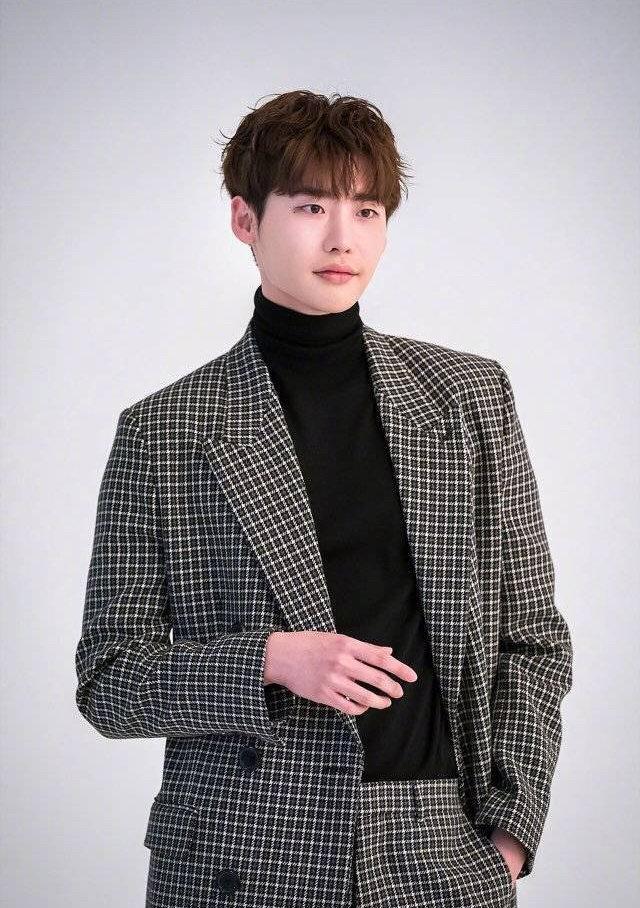 李钟硕近况曝光,外貌依旧耀眼,即将回归,期待新作