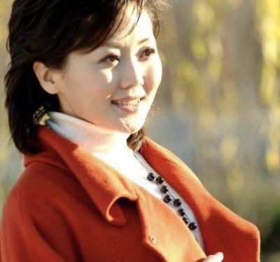 她是央視主持人清華碩士畢業被稱冰山美人今40多歲仍單身