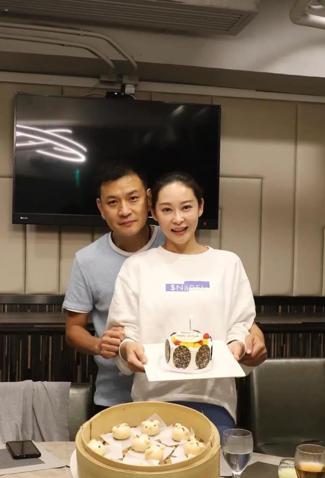 最强后母!杨怡姐姐杨卓娜42岁生日获丈夫送惊喜,对继女视如己出