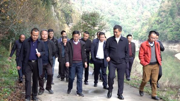 周文锋率队到亮江河开展巡河活动