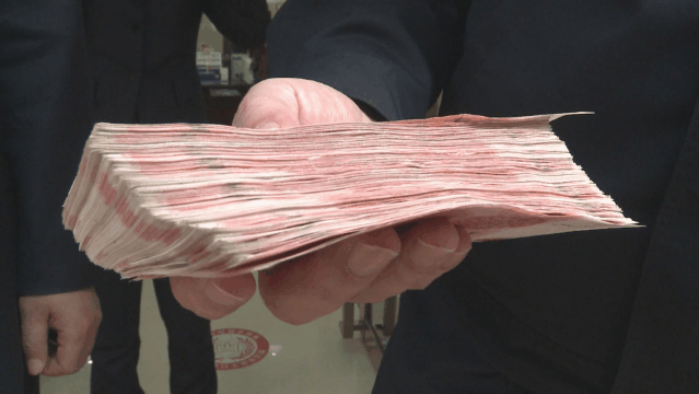 乐山一名男子,深夜将上万元现金扔到大街上扭头就走…相关信息可点击