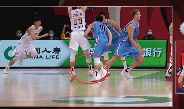 北京连续对孙铭徽违体犯规!被垫脚险些受伤又遭拉拽,真是太难了