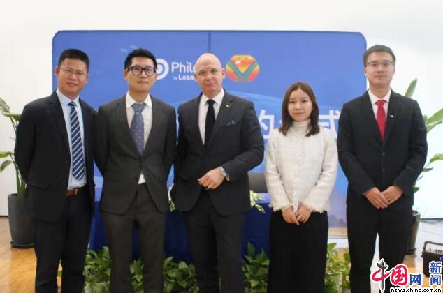 乐斯福与越群举行签约仪式。