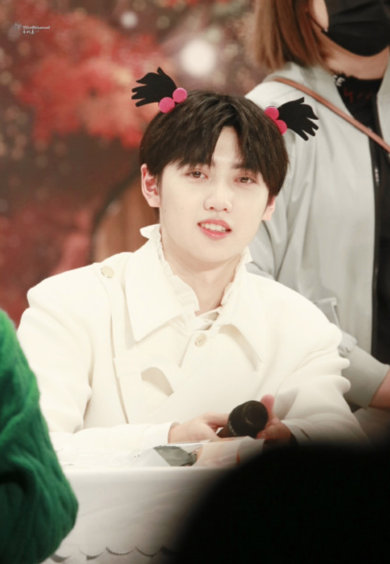 焉栩嘉出席r1se长沙签售会 头戴多个卡通头饰卖萌可可爱爱