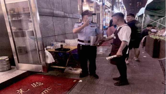 为了防止顾客被石头砸伤,店家搭起了雨棚
