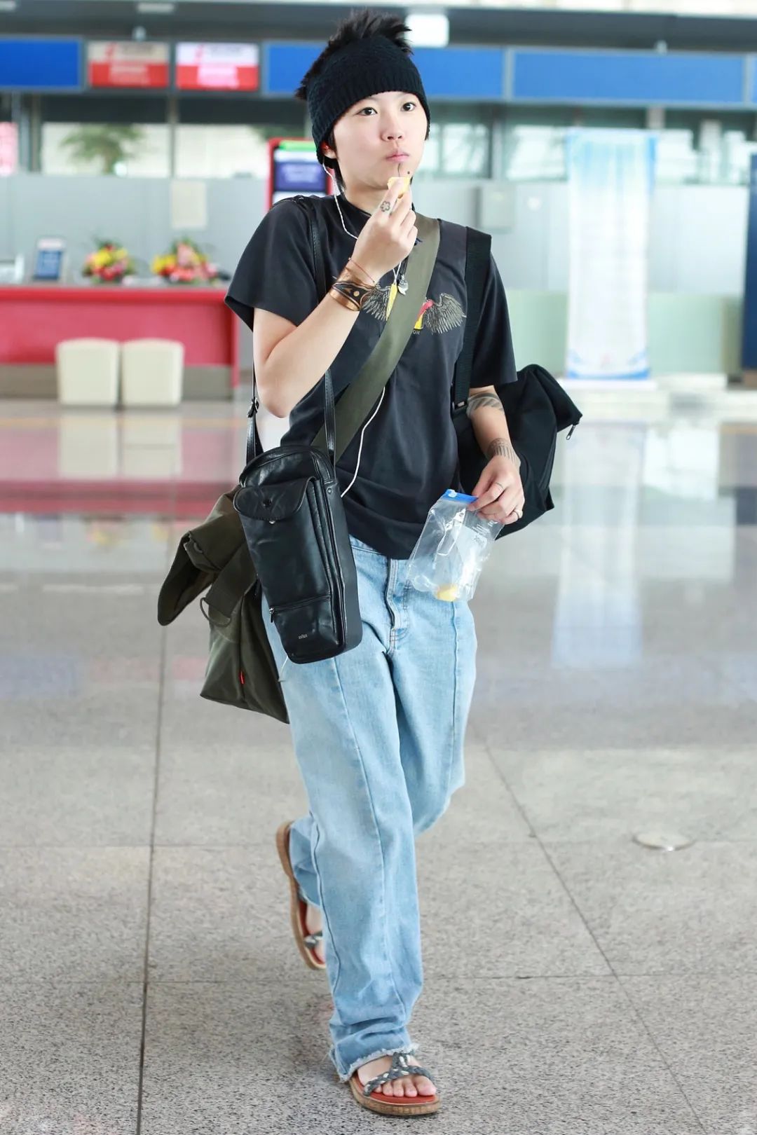 海报库| 窦靖童街拍大放送,提前过年了粉丝们!