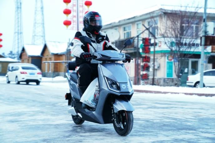 雅迪冠能t5在冰雪路面上加速行驶