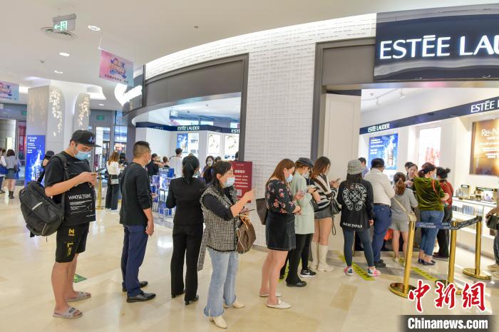图为在海口日月广场免税店排队买单的顾客. 骆云飞 摄