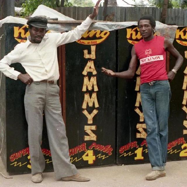 也有着美式粗犷和战争文化遗留下的硬朗气质,深受牙买加rude boys群体