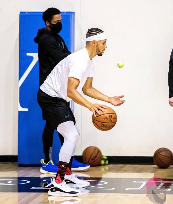 库里训练上脚库里8代战靴