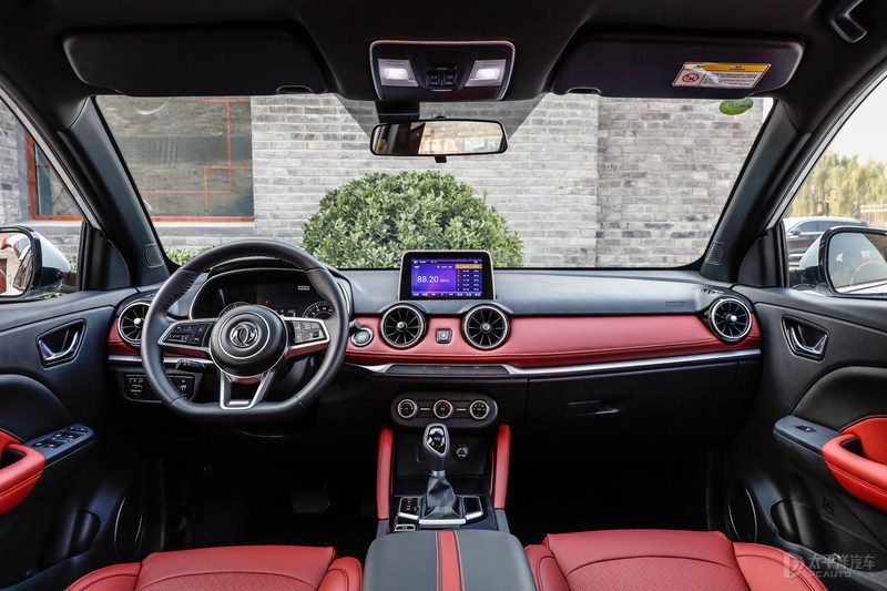 内饰设计也是风光500的亮点部分,双7英寸的液晶屏与规整的内饰令人