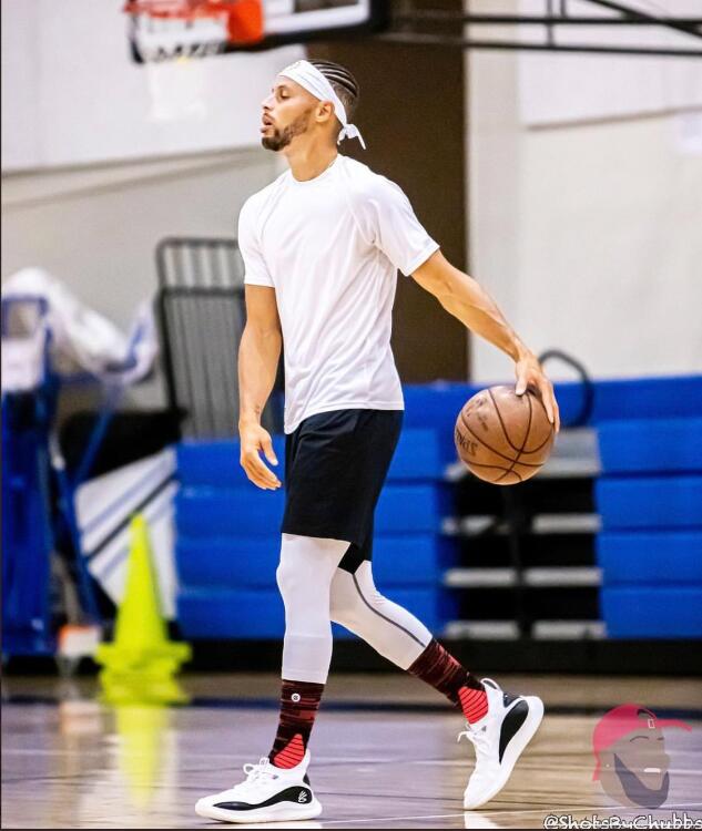 库里训练上脚库里8代战靴