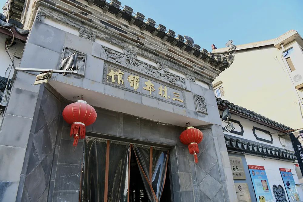 在如今的三林本帮馆,记者看到,饭店经过整修,入口的门廊修成了古香
