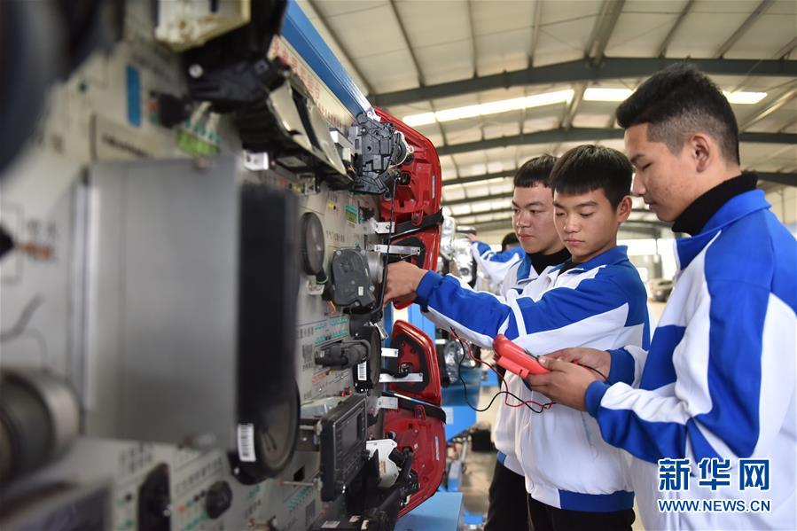 11月10日,河北省威县职业技术教育中心航空乘务专业学生练习礼仪动作.
