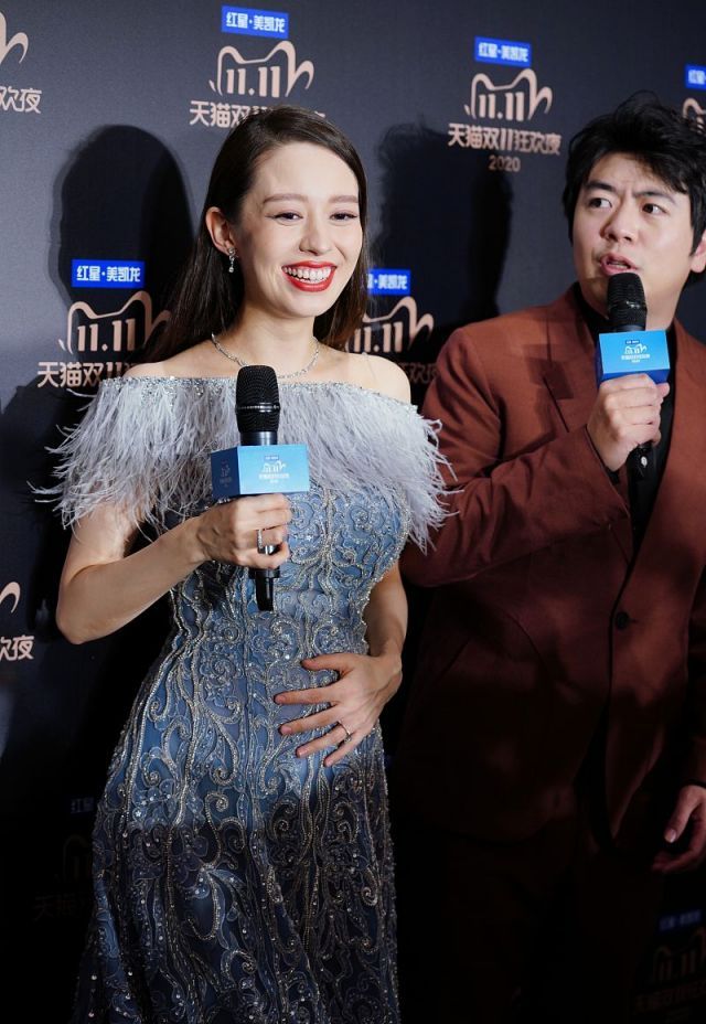郎朗吉娜后台接受采访孕肚就像吃撑了一样大脸上堆起了肉
