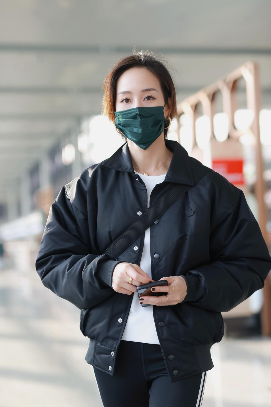 张钧甯现身机场 运动风造型清爽帅气