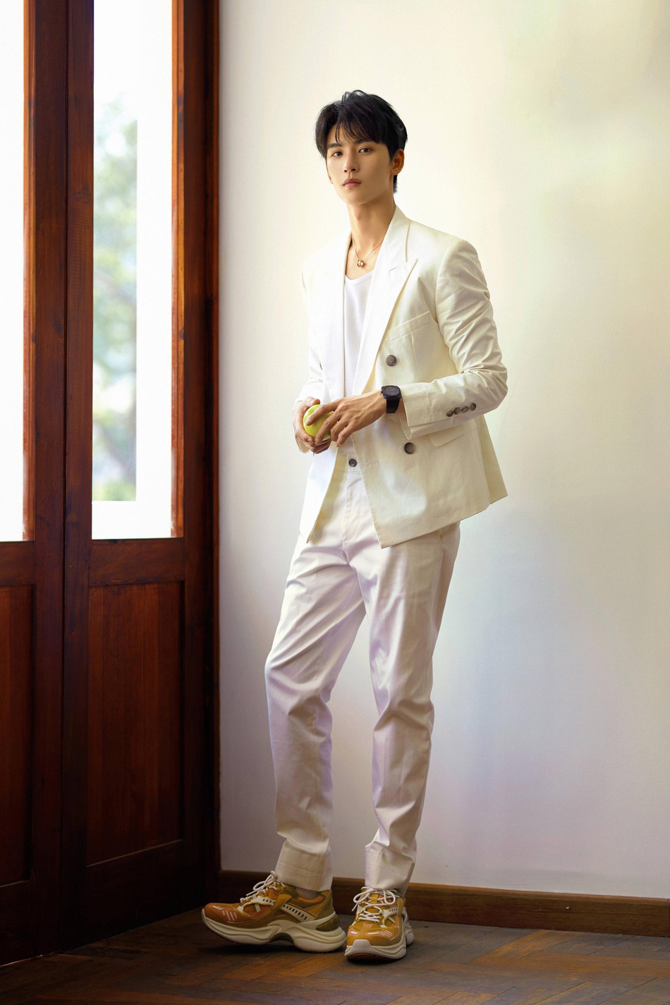 黄俊捷白色西装写真 显文艺复古气质