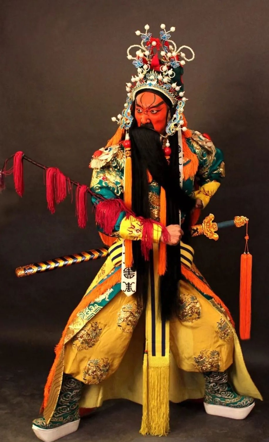 ▌《封金·挑袍》李孟嘉饰关羽关羽在中国传统社会中占有极其特殊的