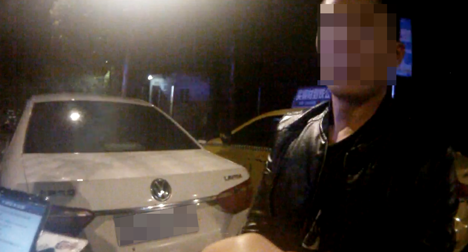 重庆一司机酒驾拿饮料瓶砸前方出租车 欲行贿执法民警被严拒