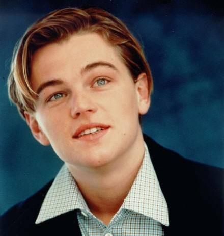 外媒曝光一组小李子近照玩水开心得像孩子