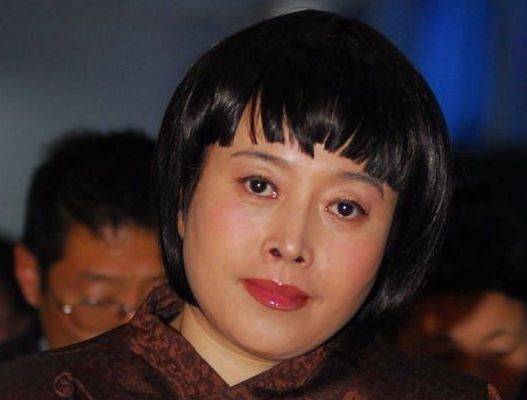 61岁丁嘉丽:婚内出轨被离婚,自爆堕胎4次,曾为捧红孙红雷下跪