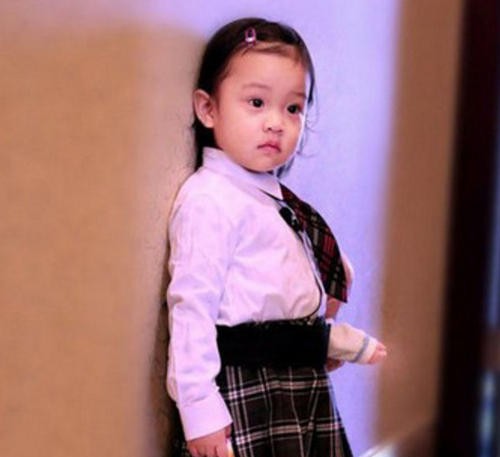 网曝杨幂女儿小糯米近照,成功避开父母基因